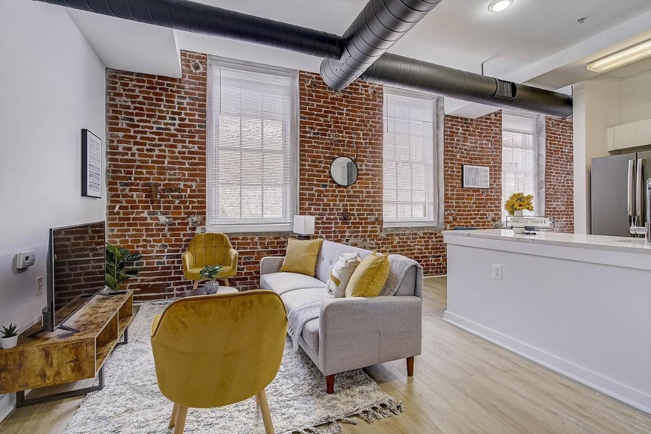 Frontdesk I Carriage Wheel Lofts Apts Philadelphia Apartment Exterior photo