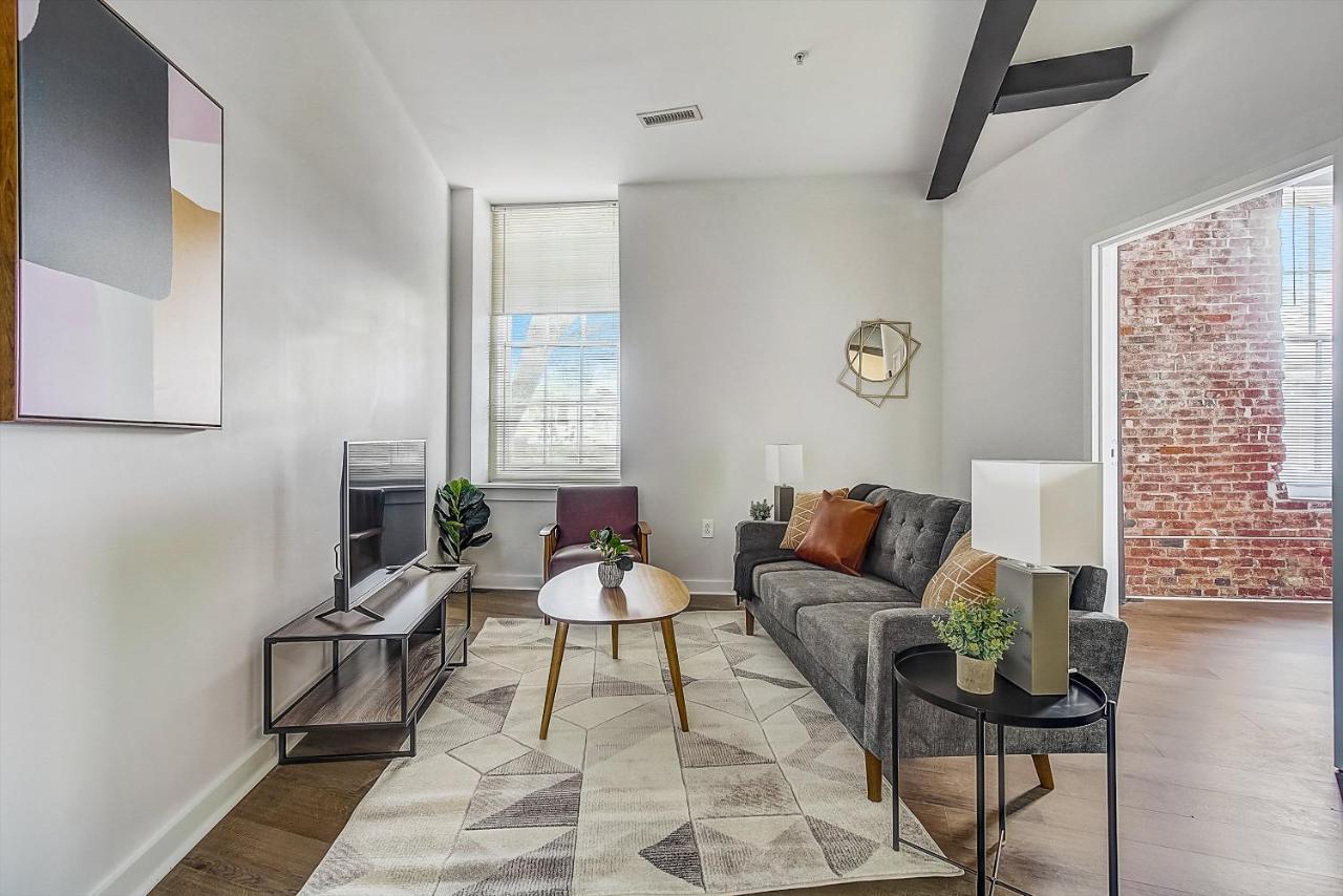 Frontdesk I Carriage Wheel Lofts Apts Philadelphia Apartment Room photo
