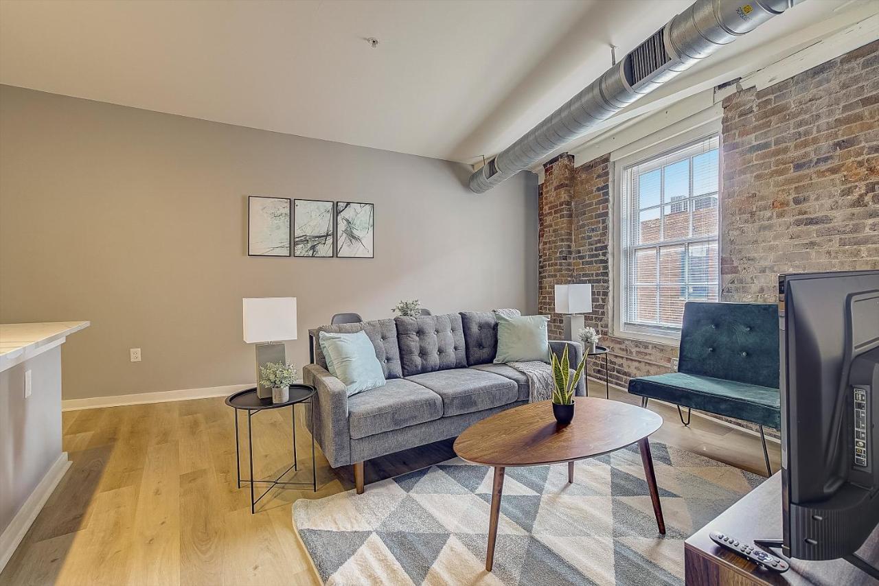 Frontdesk I Carriage Wheel Lofts Apts Philadelphia Apartment Room photo