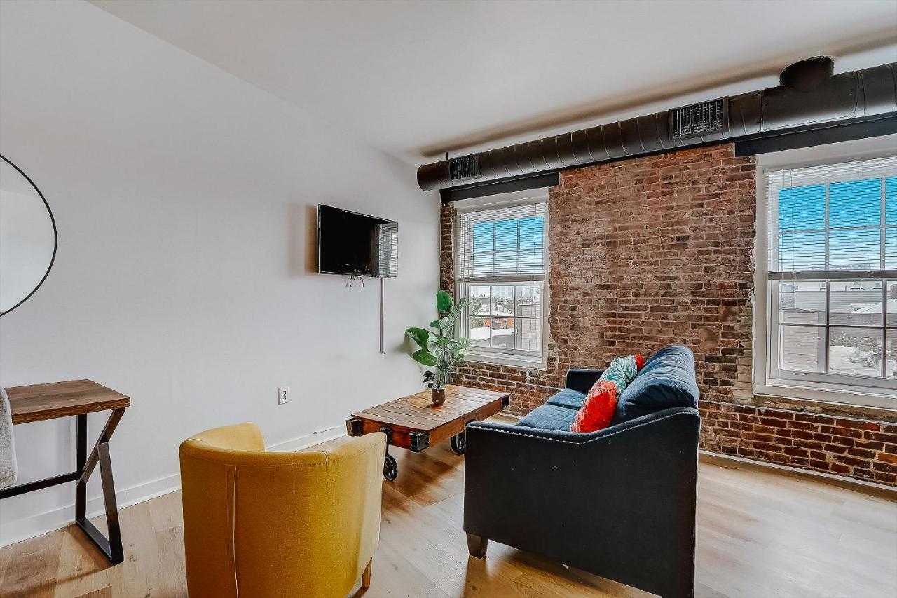 Frontdesk I Carriage Wheel Lofts Apts Philadelphia Apartment Room photo